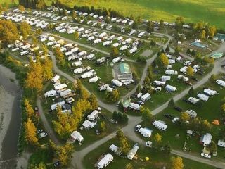 Immobilier camping à vendre, bord de l'eau, prêt-à-camper, Massif, campgroung for sale, glamp, goog, biz REF#16721